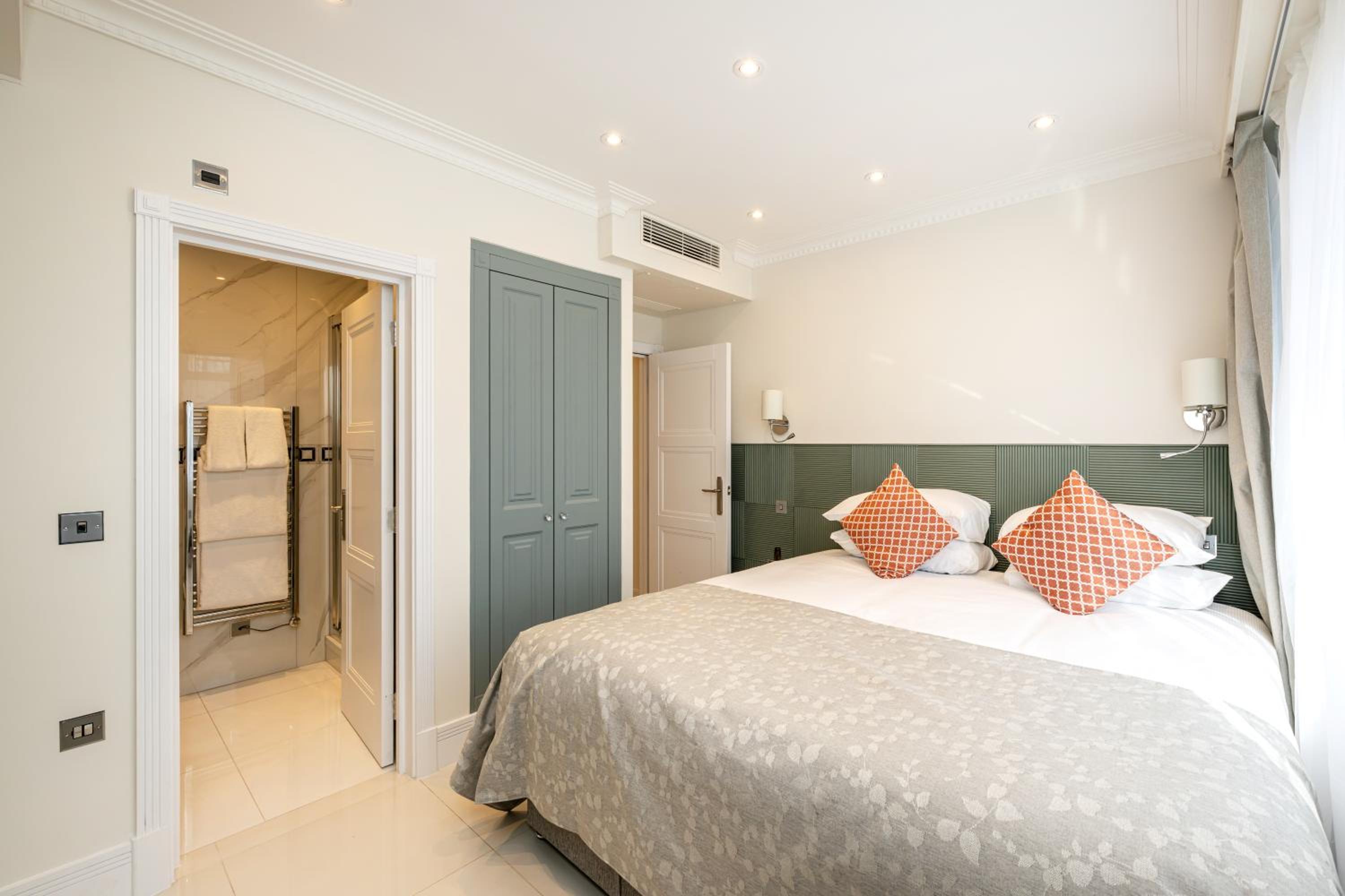 2 Bedrooms, Semi Basement, Apartment