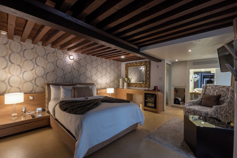 Blanca, Deluxe, Queen Bed