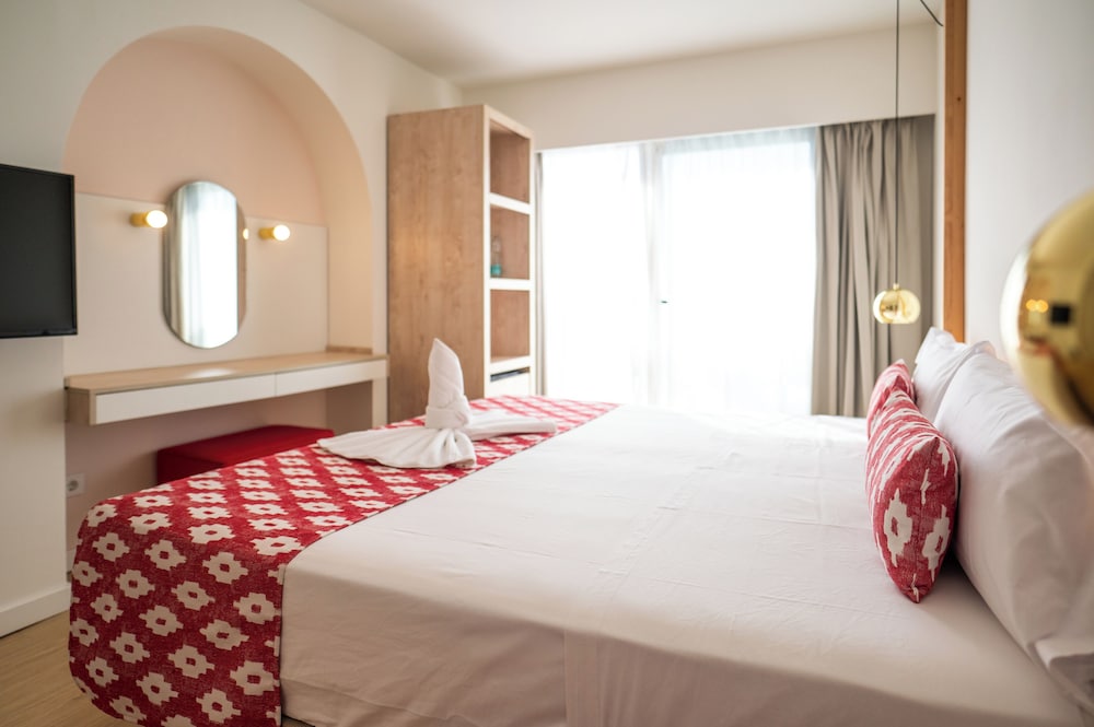 غرفة سوبيريور عائلية بإطلالة على المسبح بشرفة مفردة بسرير كوين، Sol I Vida Boutique Hotel Adults Only 3/4