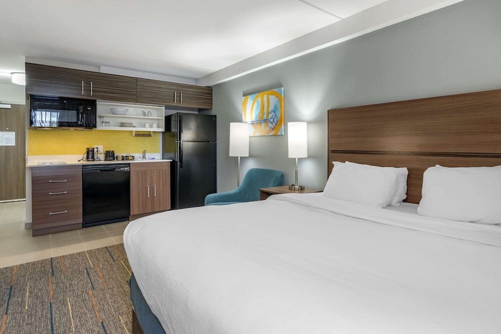 SUITE, KING BED