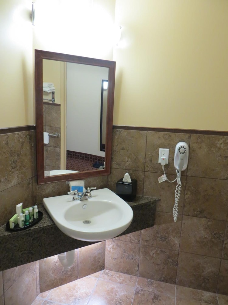 Poplar Tree Inn 30/35
