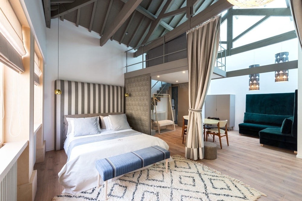 DESIGN, STUDIO, QUEEN BED, SOFA