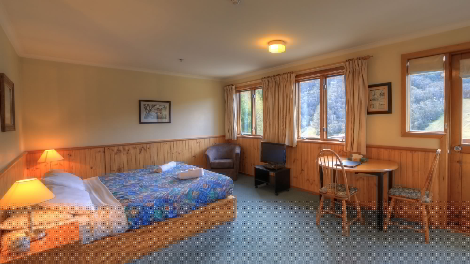 Family 6, 1 Double and 4 Single Beds
