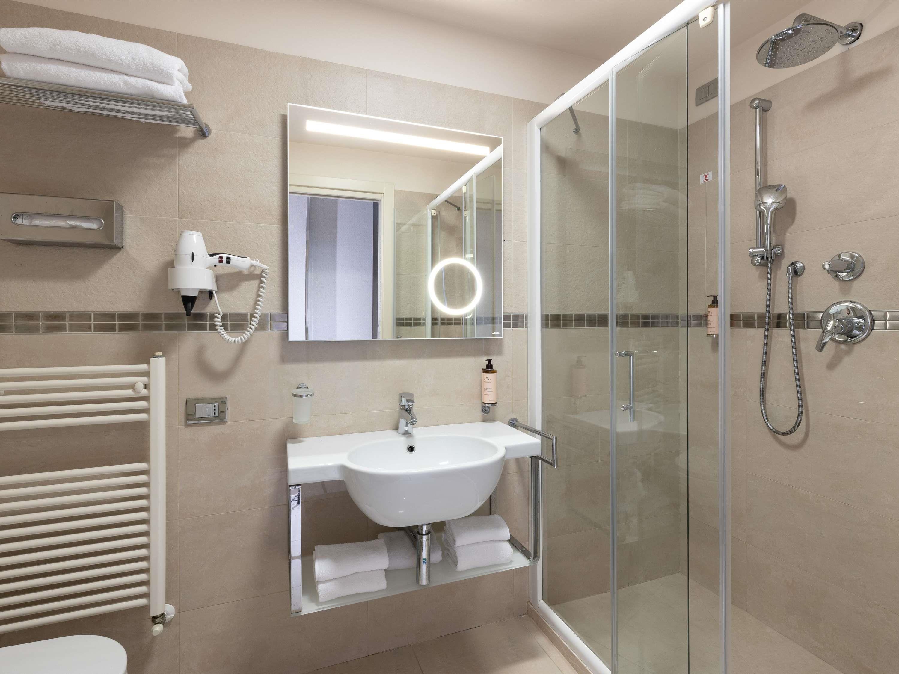 Classic, Double Bed, Side Sea View, Terrace، MERCURE RIMINI ARTIS 8/8