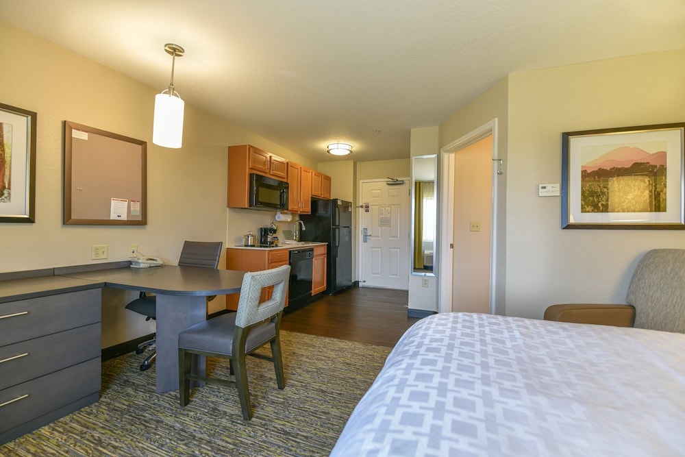 Candlewood Suites Medford 21/52