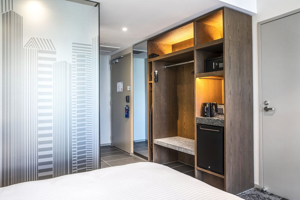 Holiday Inn Express Melbourne Little Collins 30/74