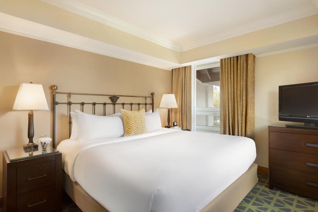 Fairmont, Guest Room