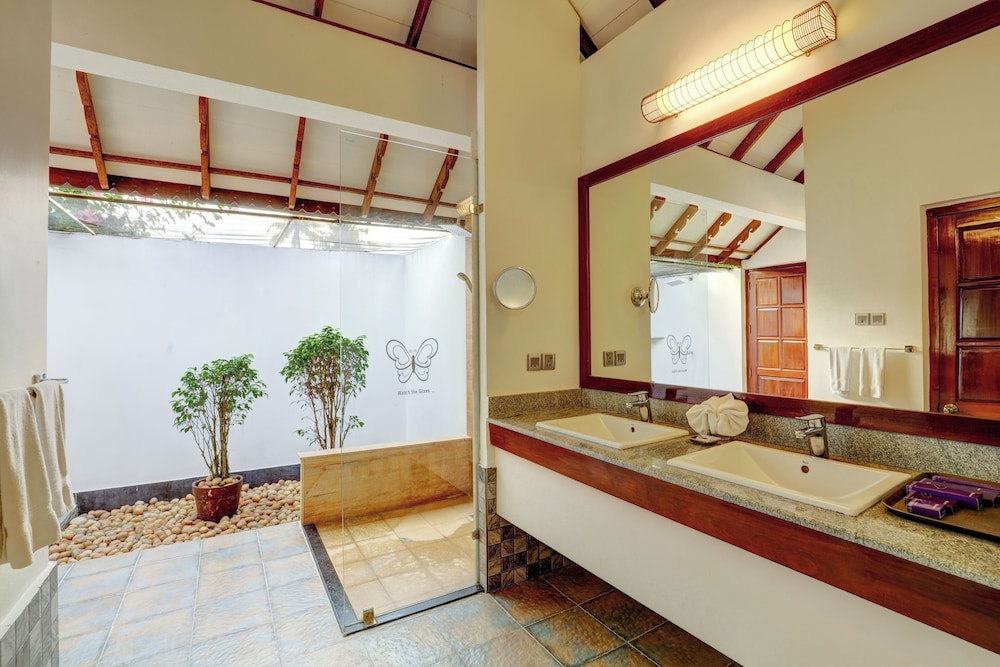 Aveda Kumarakom 50/50
