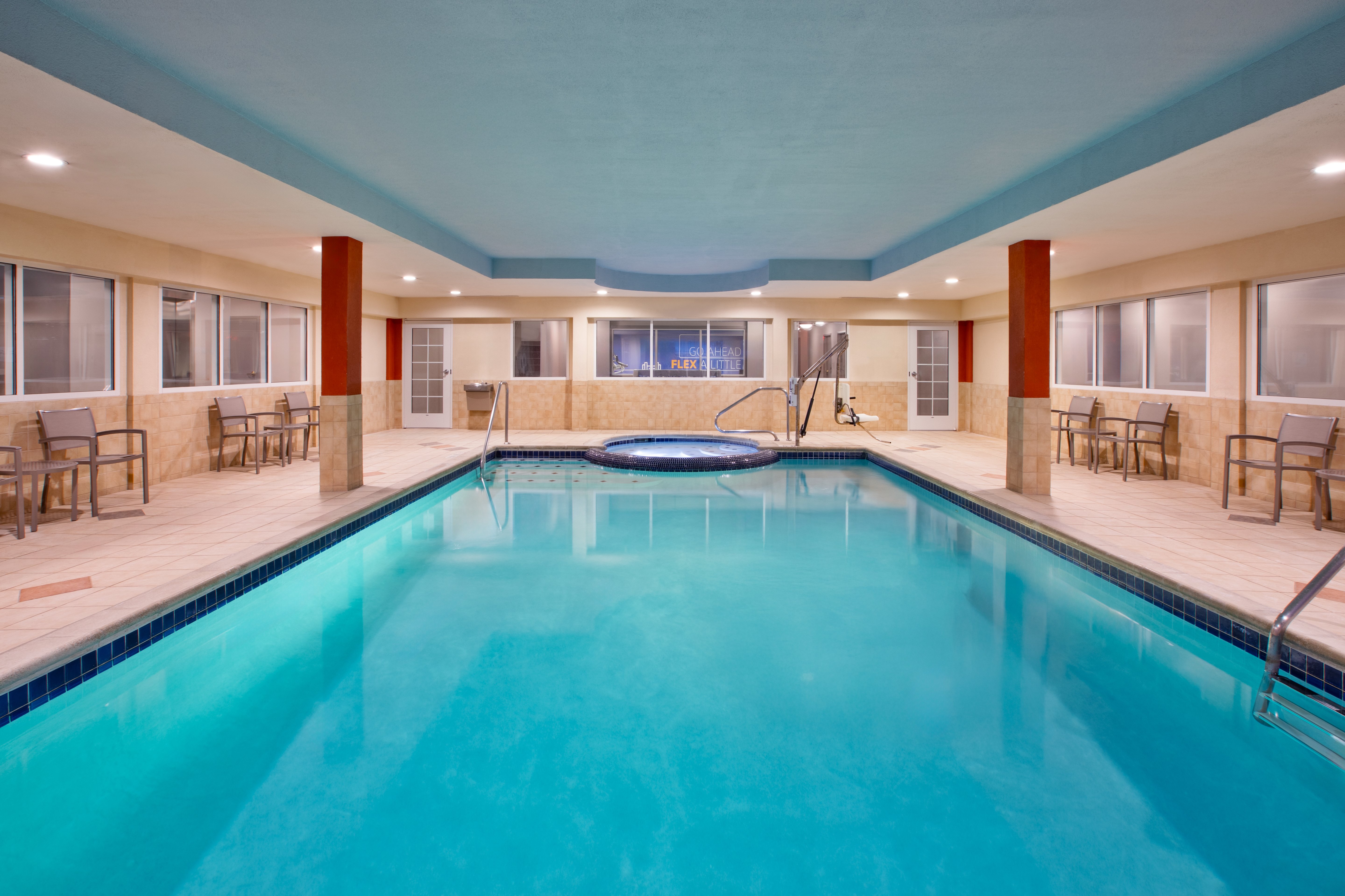 Holiday Inn Express Hotel Suites Grand Rapids North 30/62