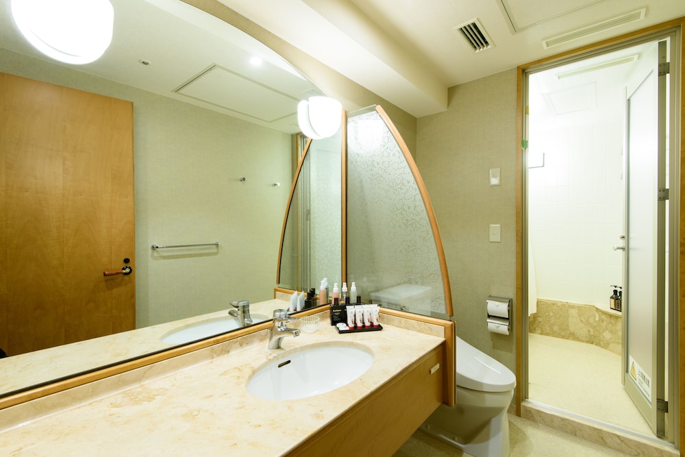 Kanazawa Tokyu Hotel 50/50