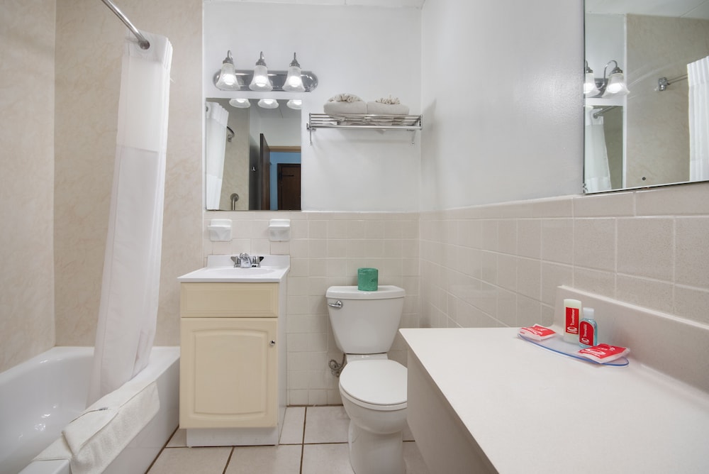 Econo Lodge Inn & Suites Windsor Locks Bradley Airport 12/25