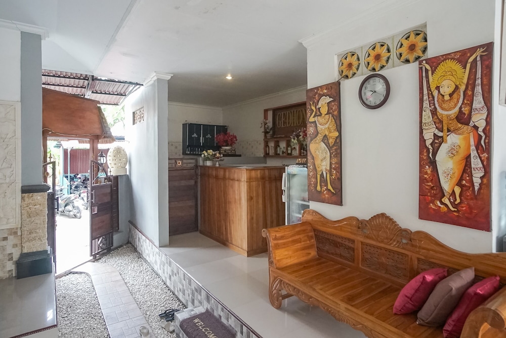 Gedhong Hostel 8/40