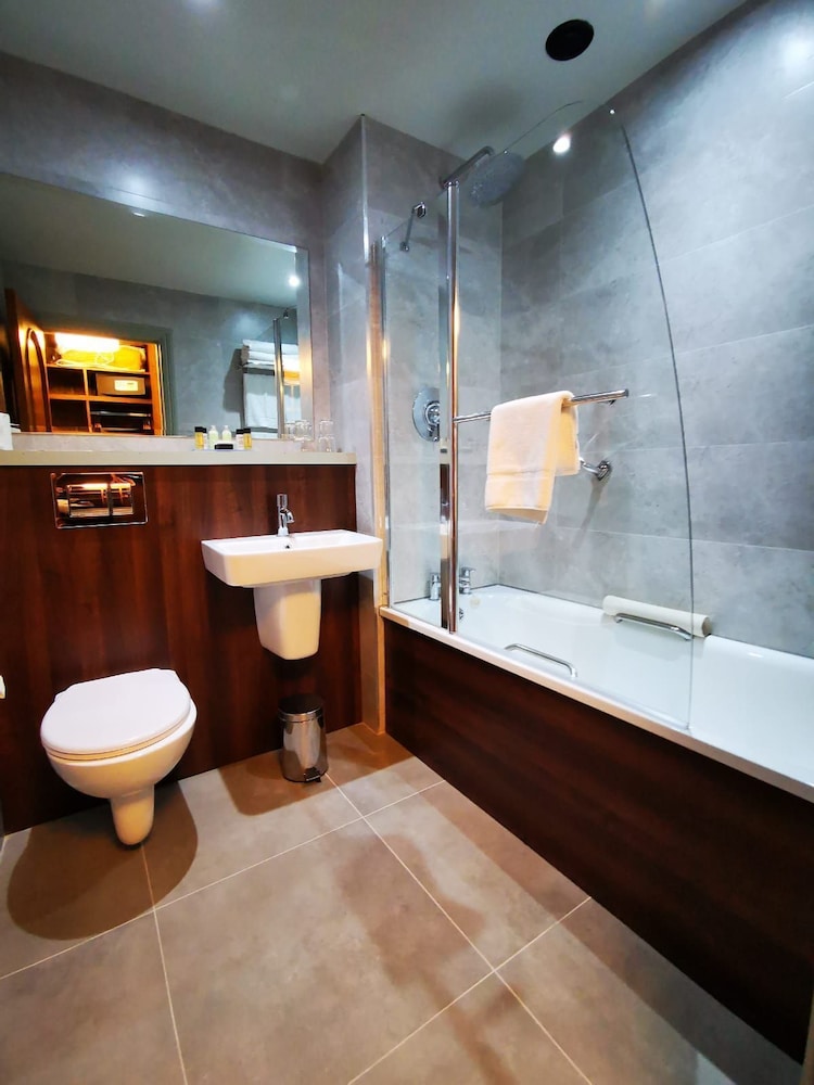 BRIDGE HOUSE HOTEL, LEISURE CLUB & SPA 45/45