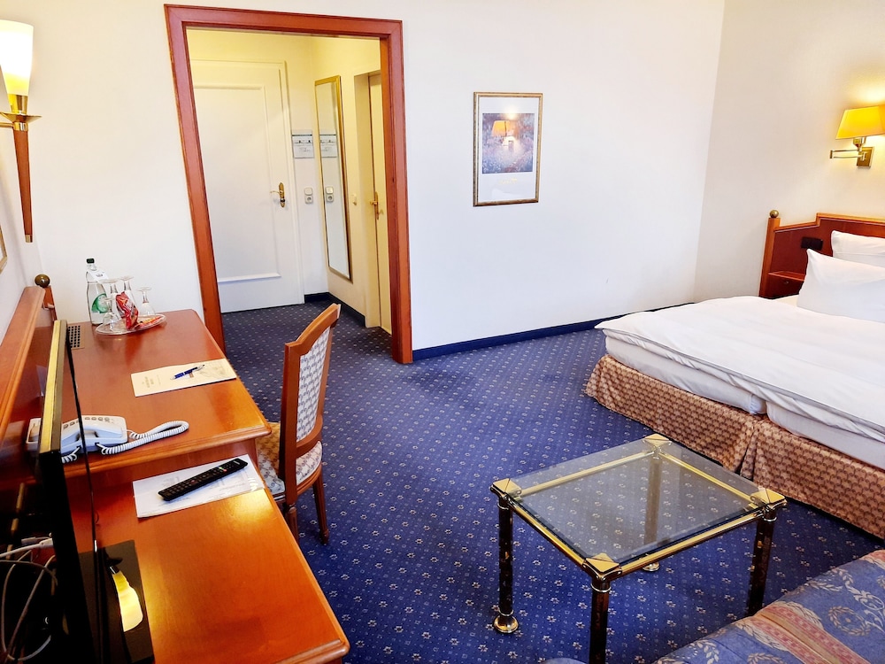 Bayerischer Hof Dresden 41/76