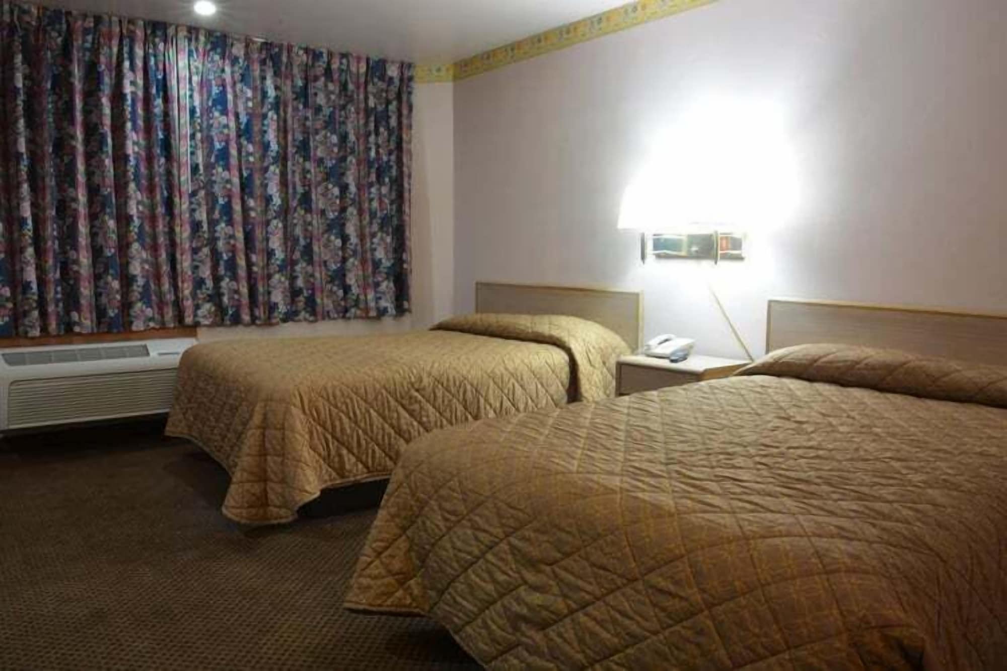 STANDARD, 2 DOUBLE BEDS