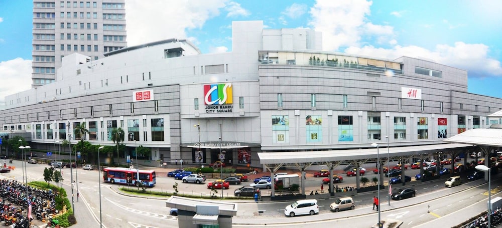 Sunday- Johor Bahru Near Mid Valley Southkey Formally Lace Boutique 9/69