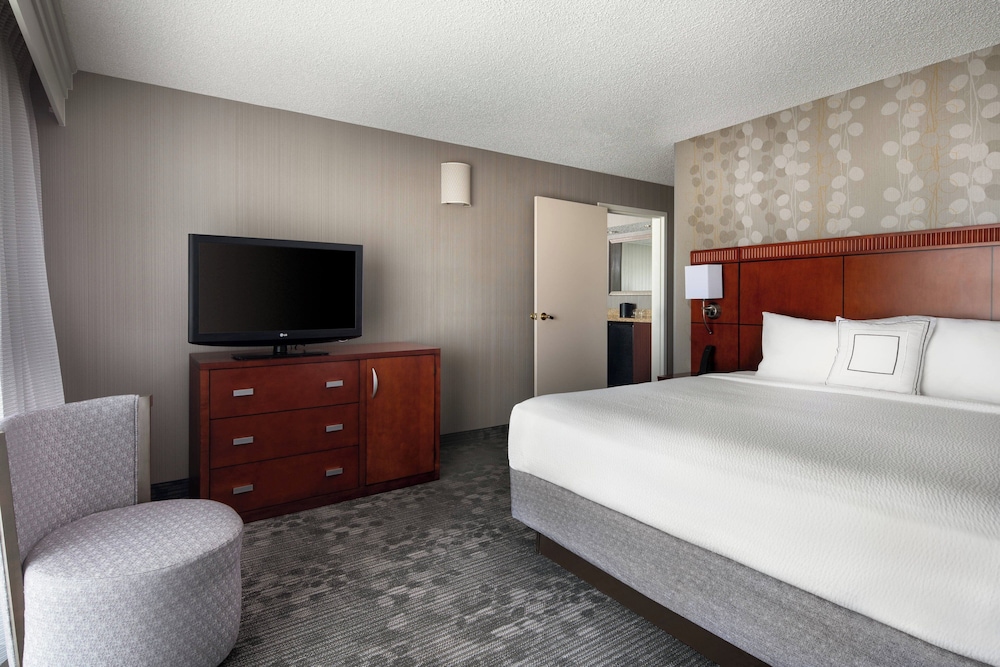 Suite, King Bed, Sofa