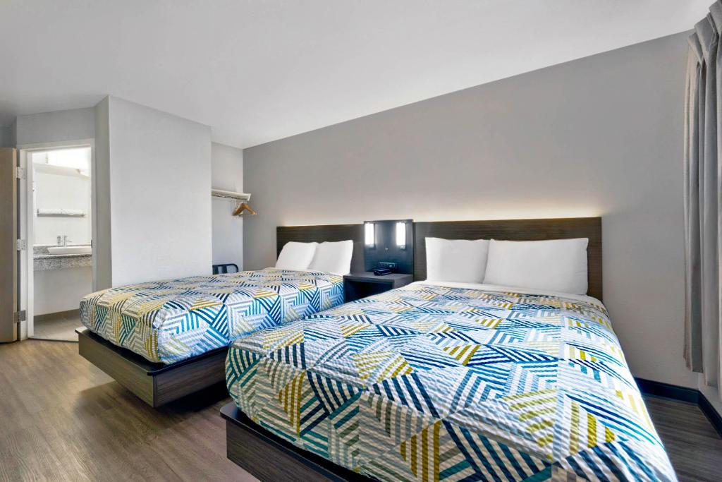 2 Full Beds - Non-Smoking, Micfridge
