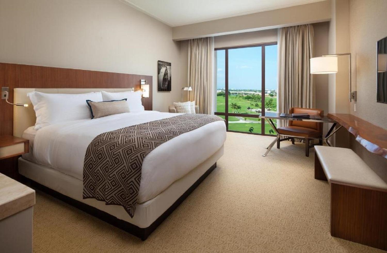 Deluxe, King Bed, Golf Course View, Swim Up Poolterrace