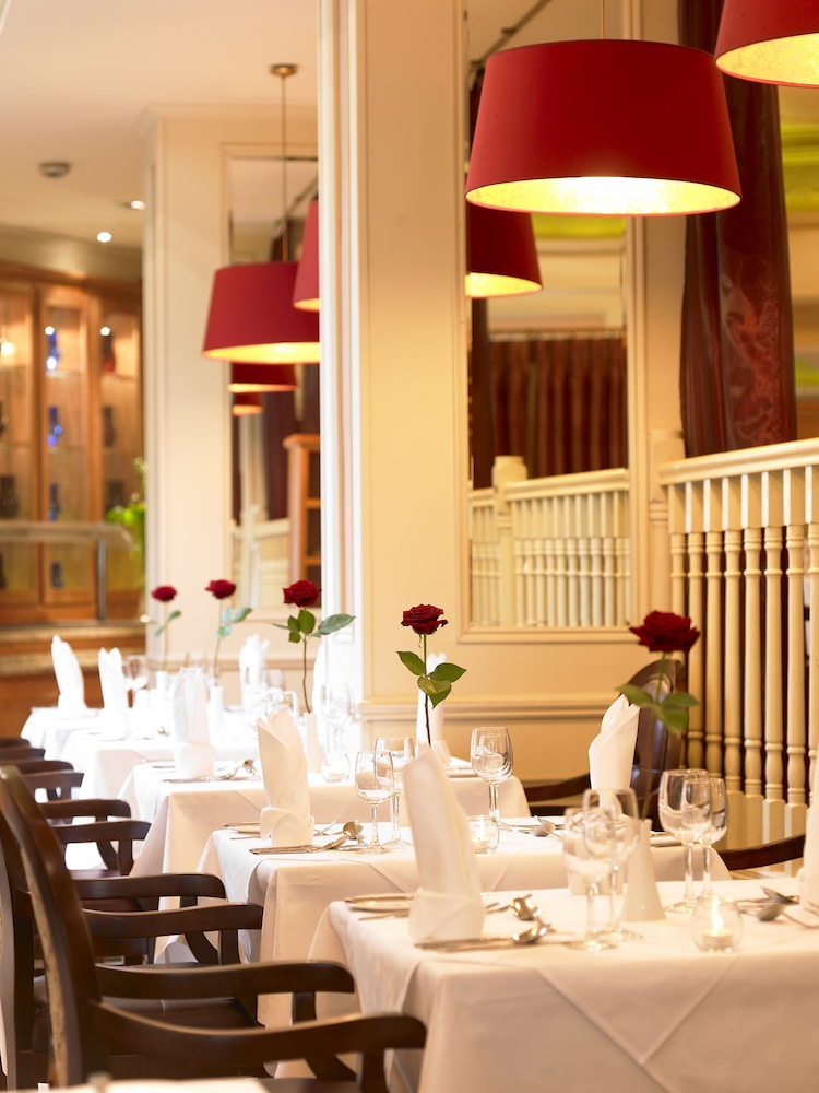 Castlecourt Hotel 41/54