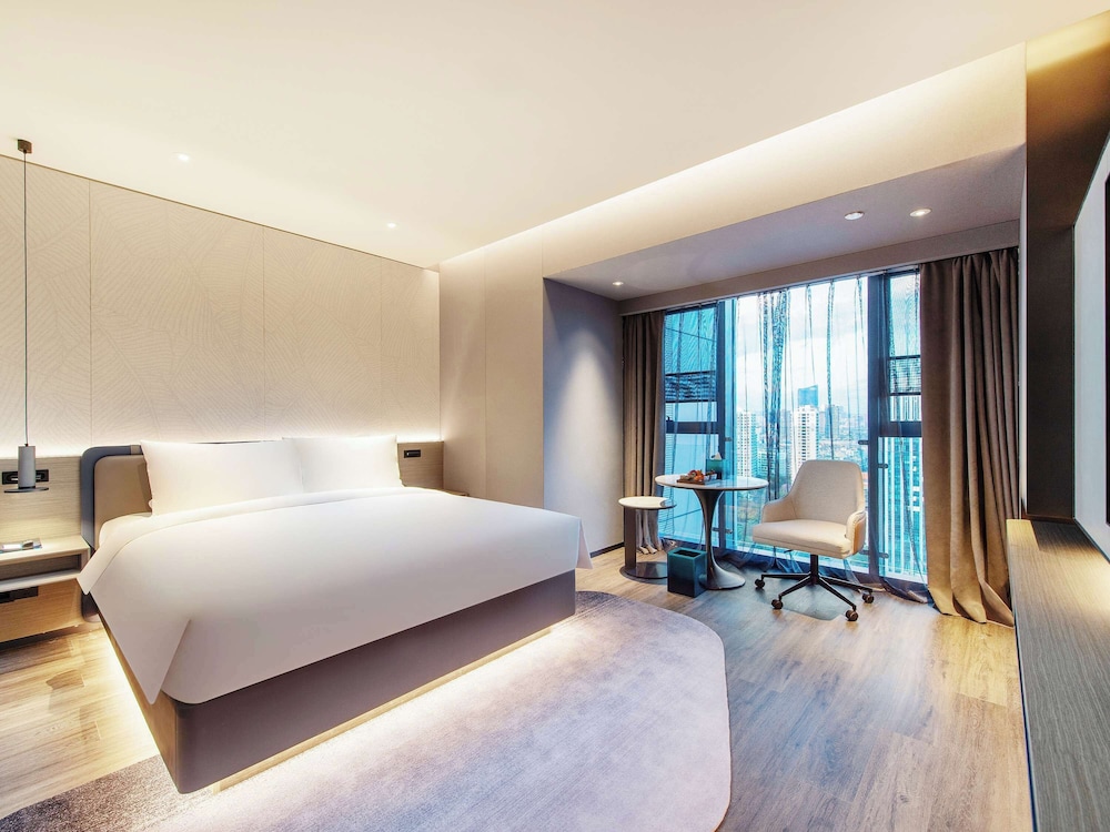SUPERIOR, SUITE, KING BED