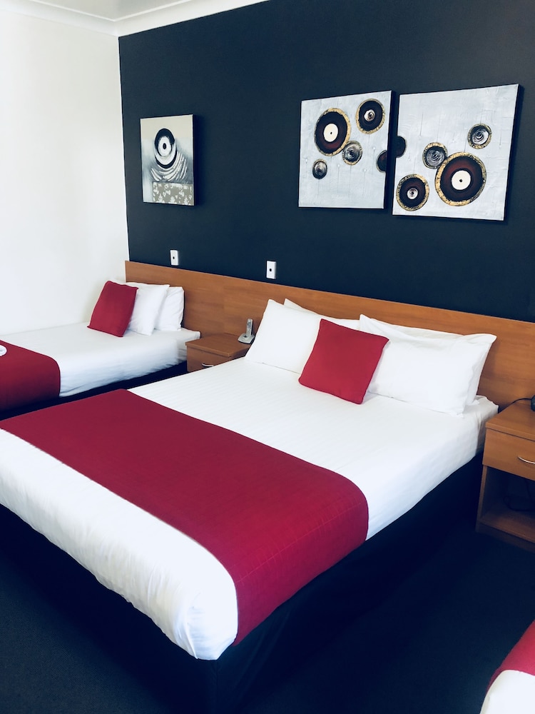 IBIS STYLES BROKEN HILL 16/48