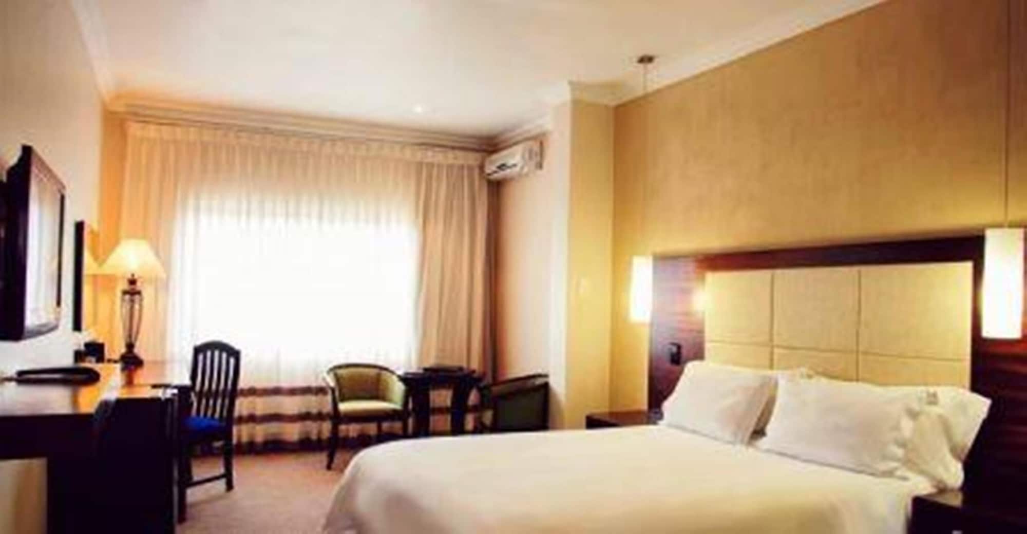 SUITE, KING BED