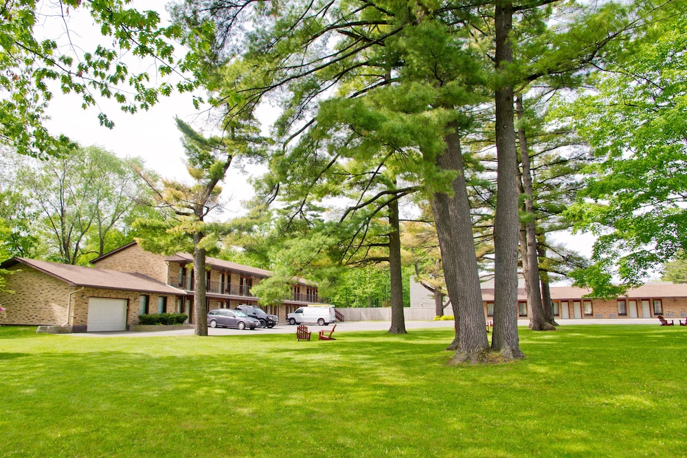 Rideau Heights Inn 2/54