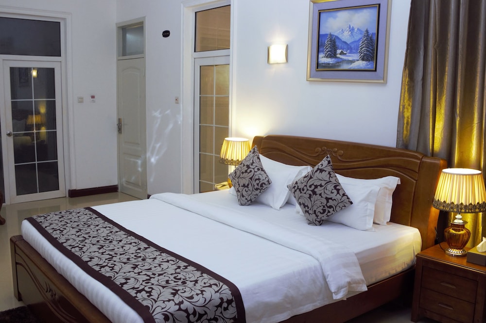 Kingsbridge Royale Hotel 20/50