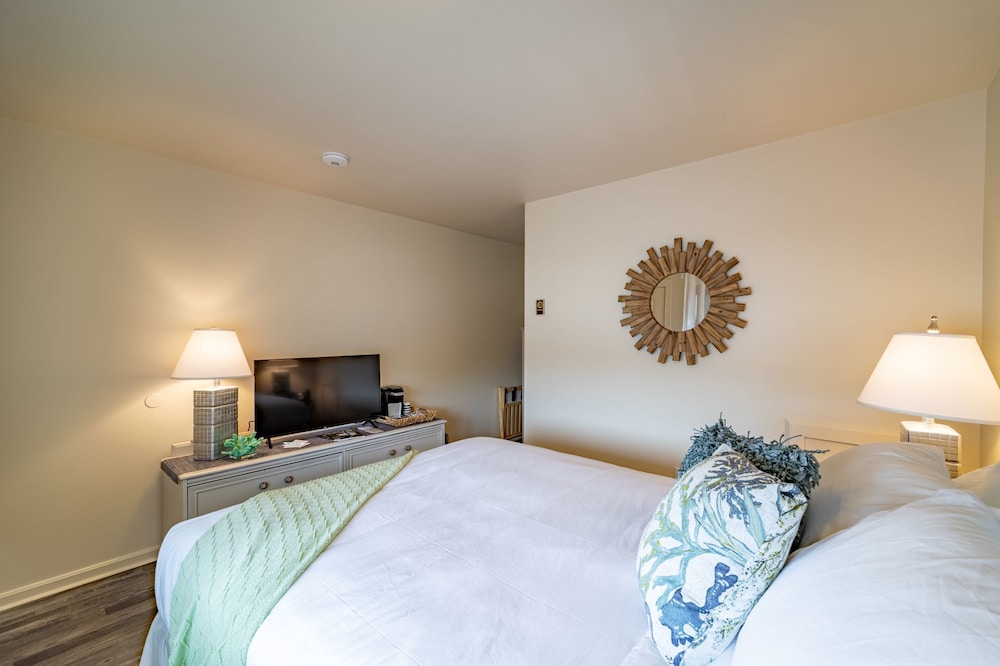 Efficiency, Deluxe, Cottage, Studio, Queen Bed, Sofa