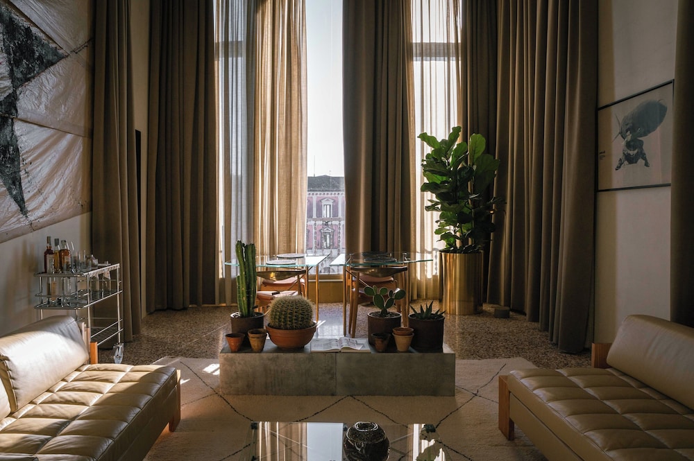 The Venice Venice Hotel 30/50