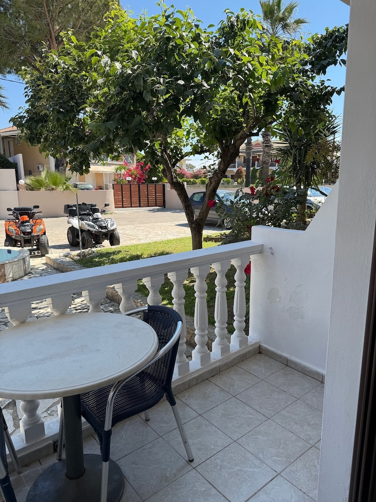 Paradise Apartments 58/75