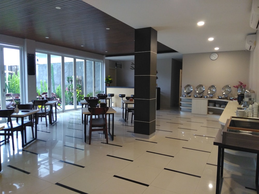 Emerald Hotel 37/59