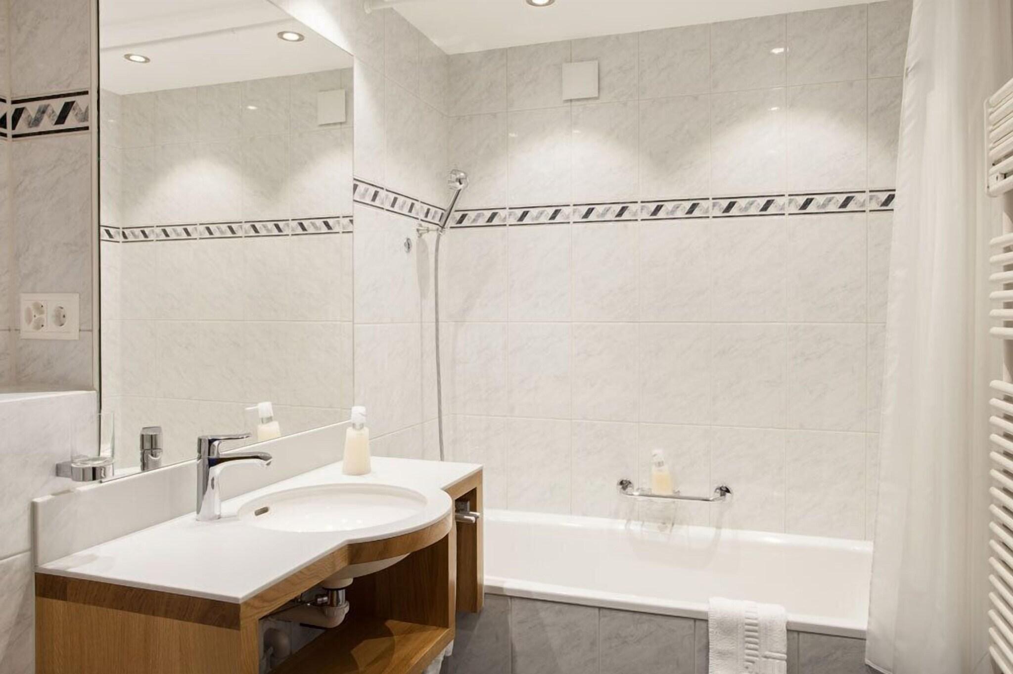 غرفة بريميوم بسرير مزدوج أو سريرين منفصلين بإطلالة، Hotel Parnass 4/4