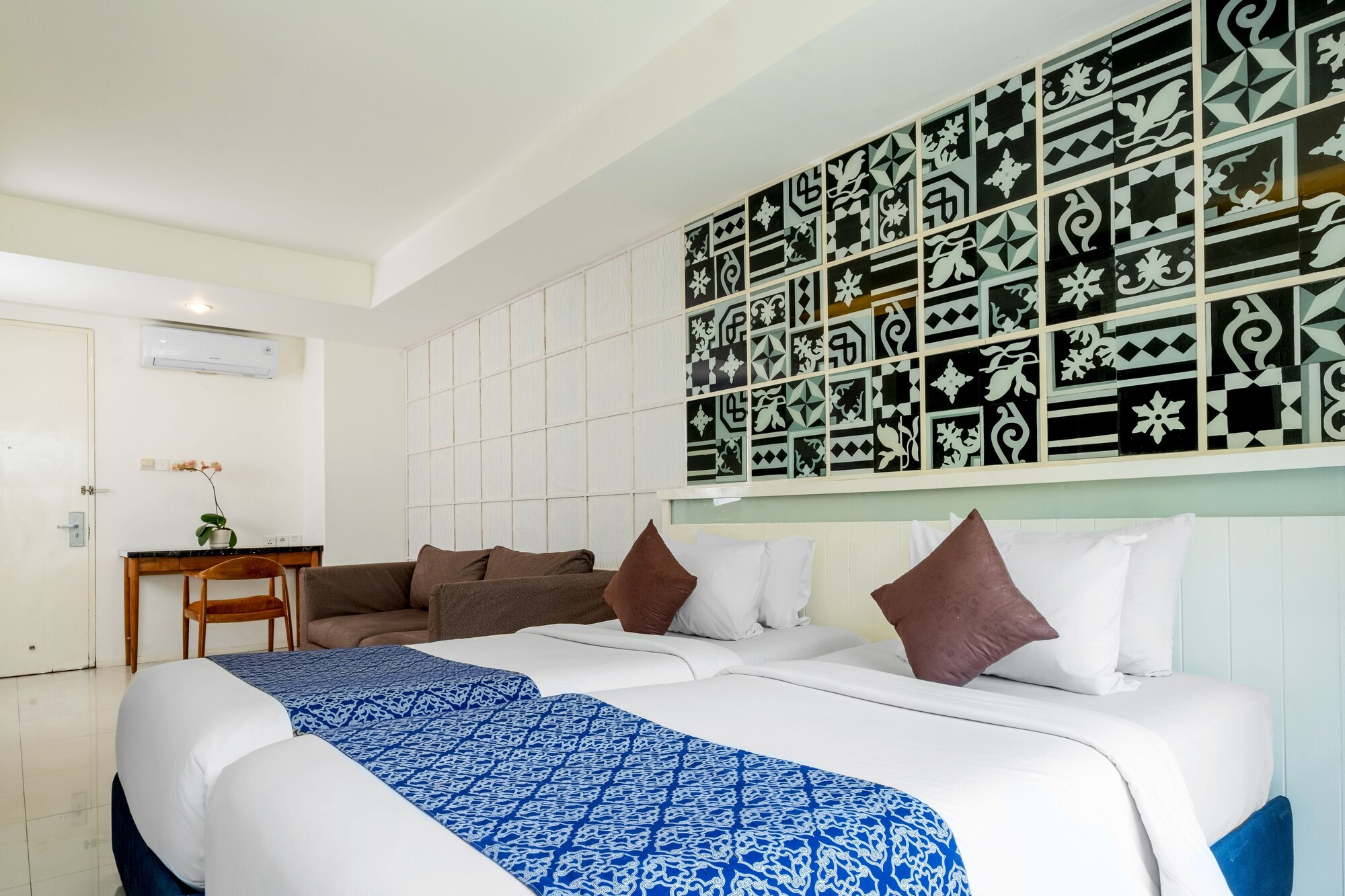 DELUXE ROOM