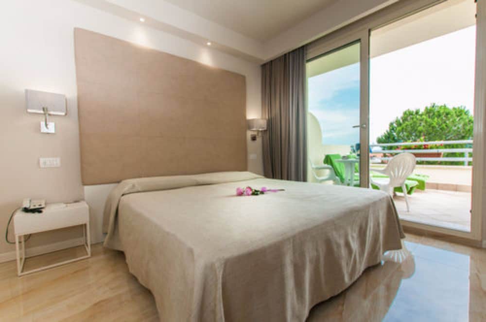 SUITE, LAKE SIDE, BATHTUB