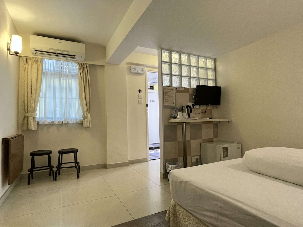 B&B Cheung Chau 6/81