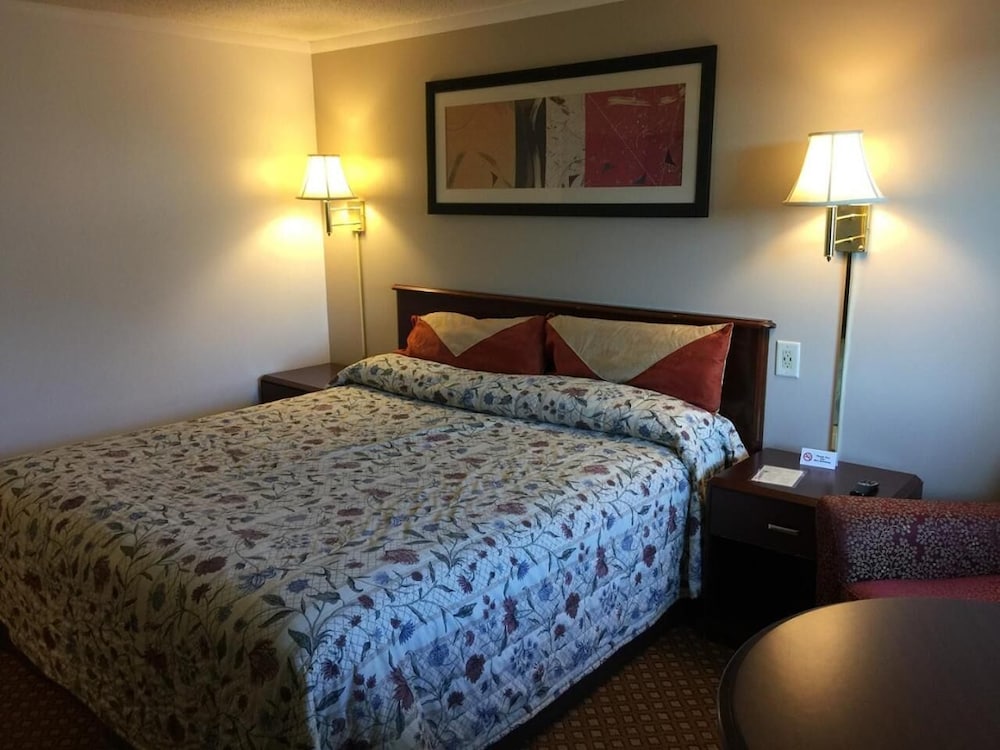 Economy Inn of Bloomington 8/28
