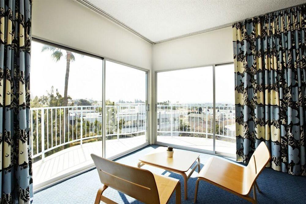 The Standard Hollywood 30/36