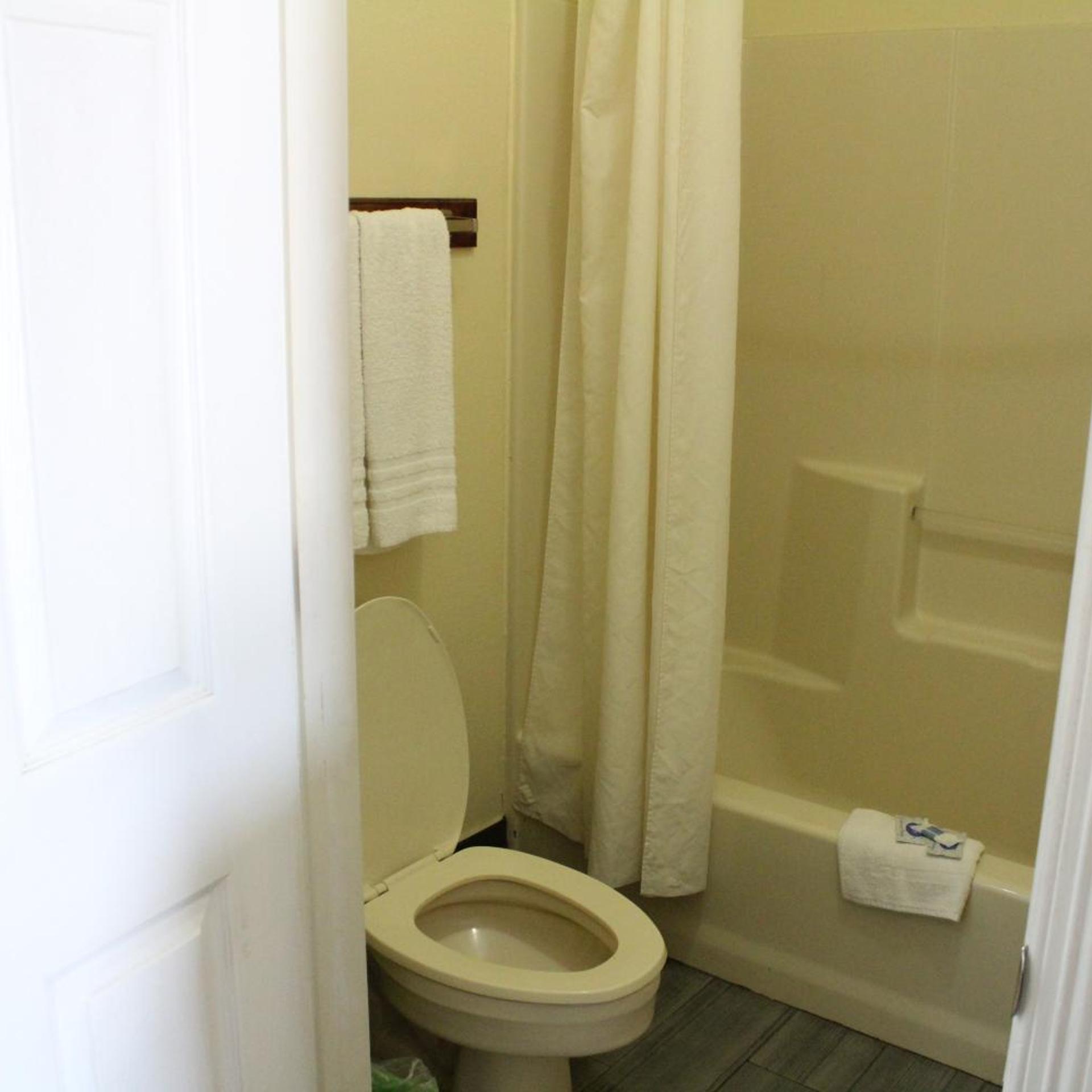 Deluxe, King Bed, Texas Inn Downtown Mcallen 6/10