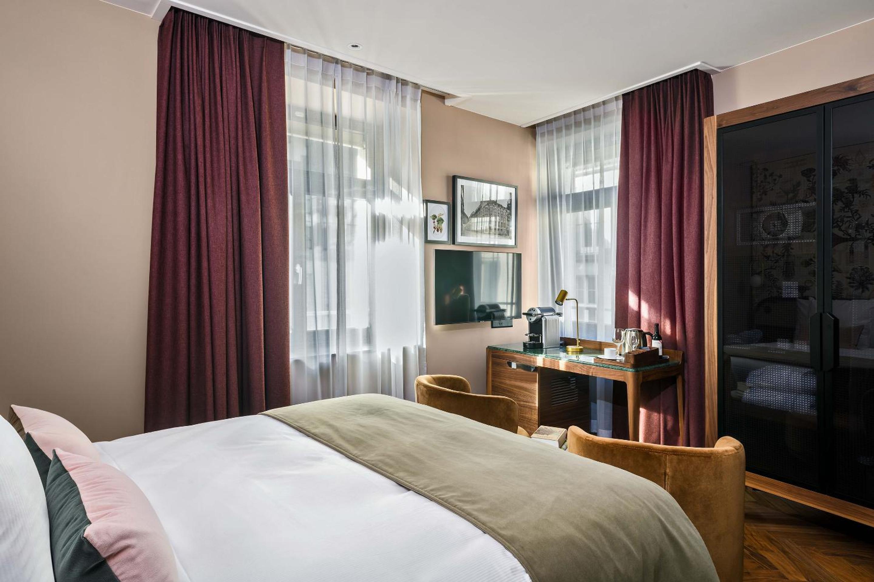 Cozy, King Bed