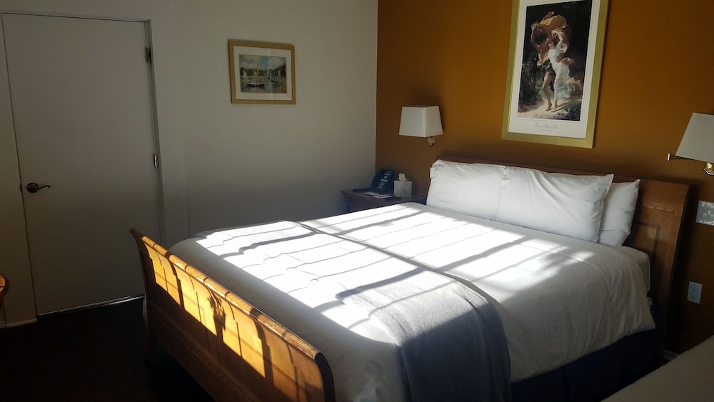 Malibu Country Inn 9/50