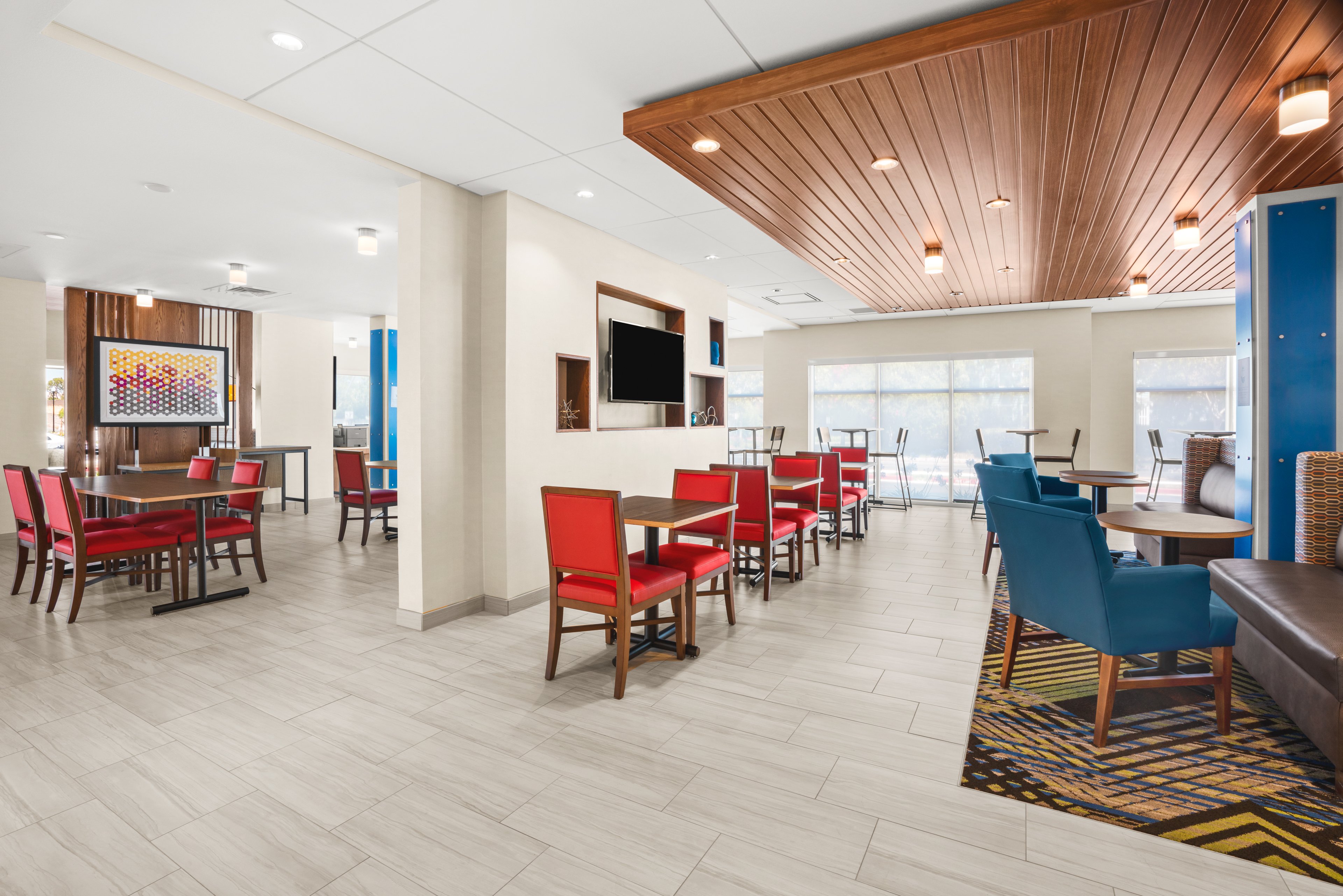 Holiday Inn Express & Suites Suisun City 53/70