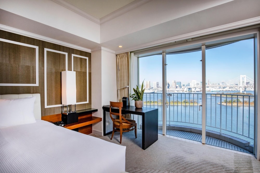 1 BEDROOM, SUITE, TWIN BEDS, RAINBOW BRIDGE AND TOKYO TOWER VIEW, EXECUTIVE LOUNGE ACCESS