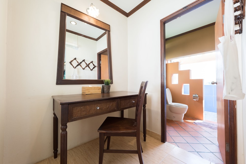 Ao Cho Grandview Hideaway Resort 12/77