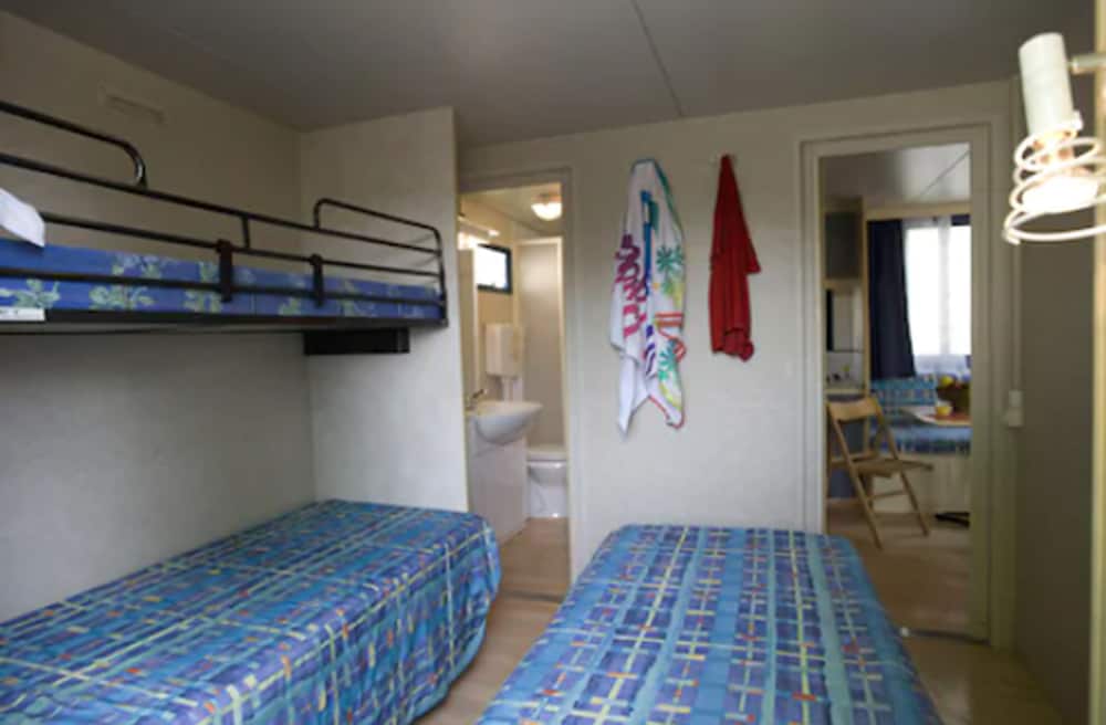 hu Roma Camping In Town 32/75