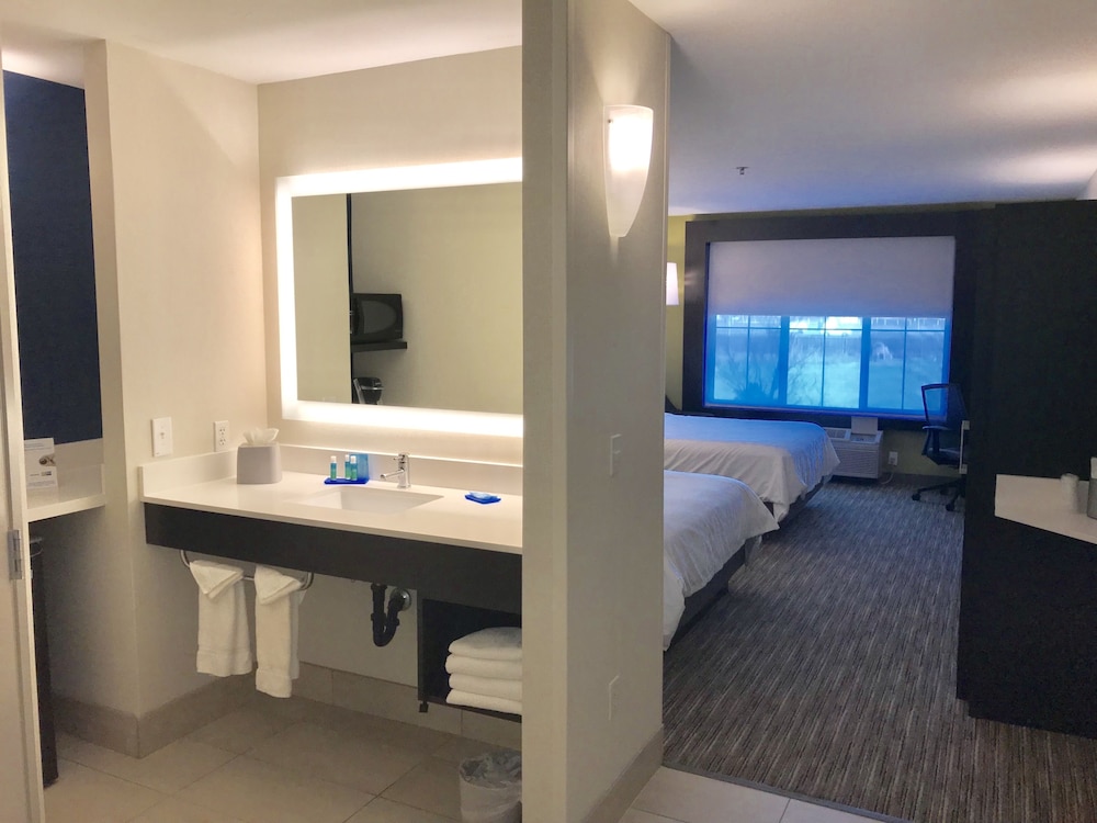 Holiday Inn Express Hotel & Suites Tracy 39/77