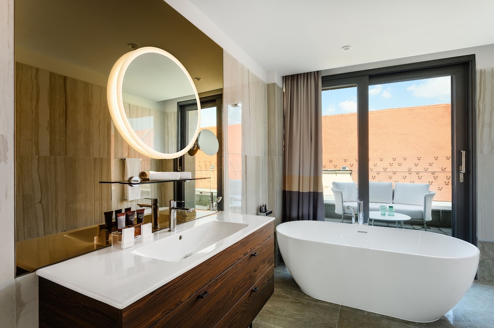 Hotel Emerald & Suites 55/56
