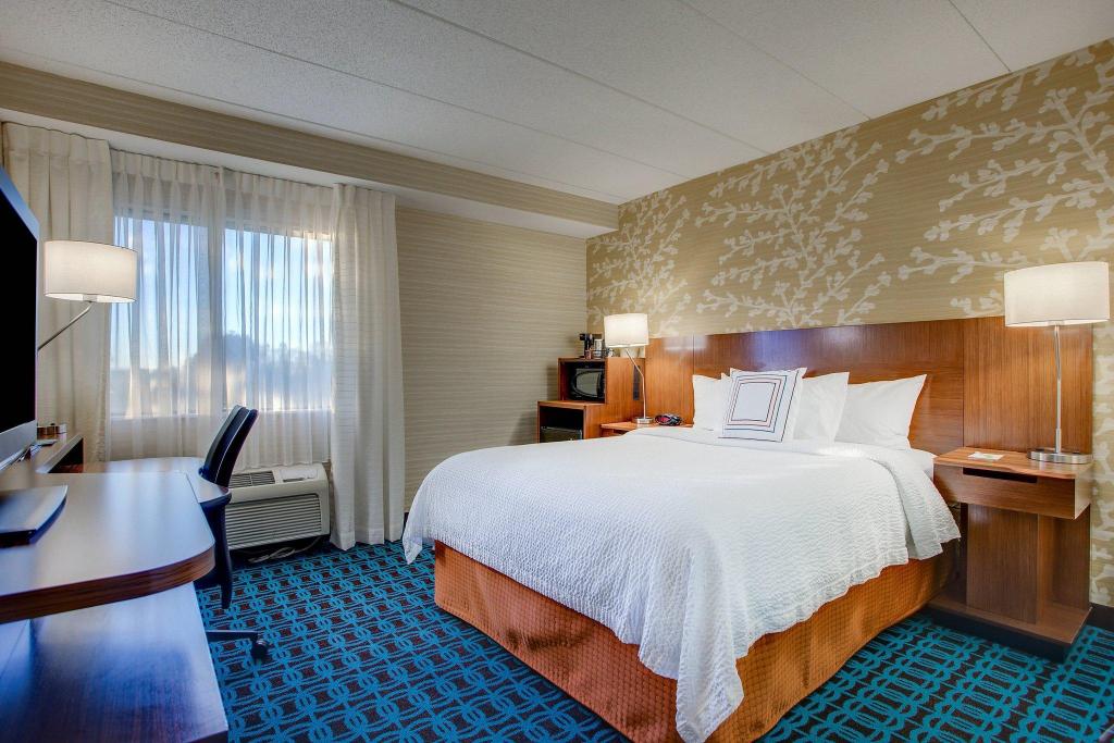 Room, Queen Bed, Bathtub, Accessible, FAIRFIELD INN BY MARRIOTT BURLINGTON WILLISTON 2/10