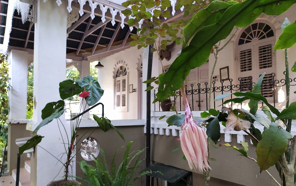 INDECO’S LAKE FOREST HOTEL 6/17
